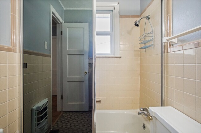 Building Photo - 433 Showalter Dr