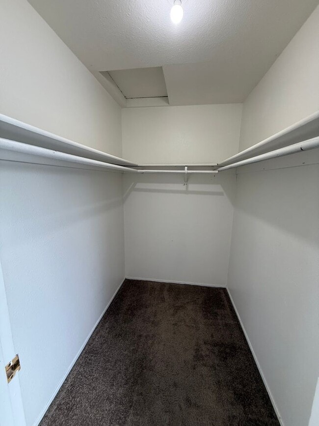 Building Photo - NE Bend 2bed/1.5bath Townhome Near St Charles with Garage