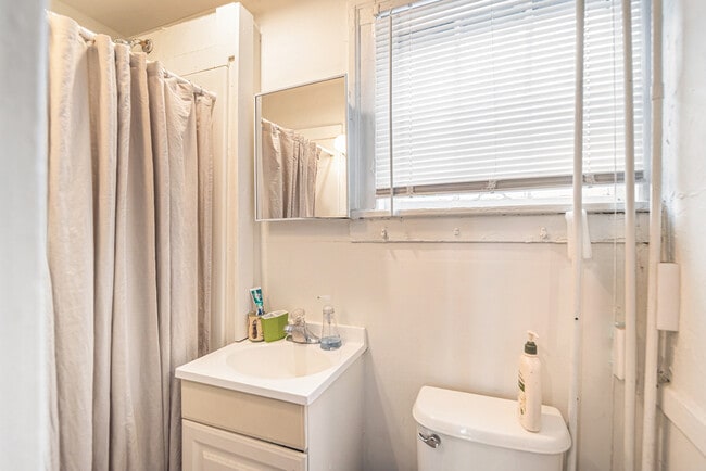 Building Photo - 428 S Division St