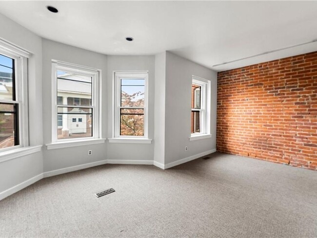 Building Photo - 3 Bedroom Townhome in Richmond
