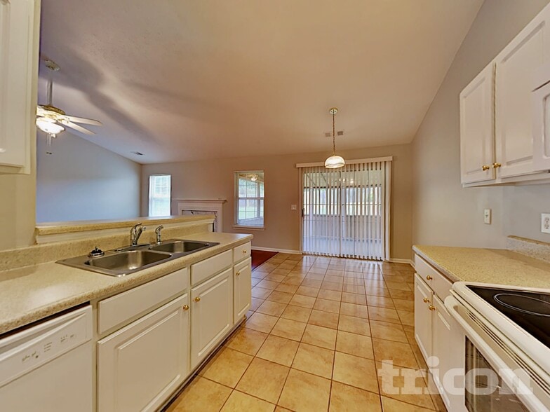 Building Photo - 425 Crested View Dr