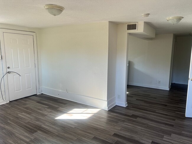 Building Photo - Newly Remodeled 2 Bedroom 1 Bath  *Water I...