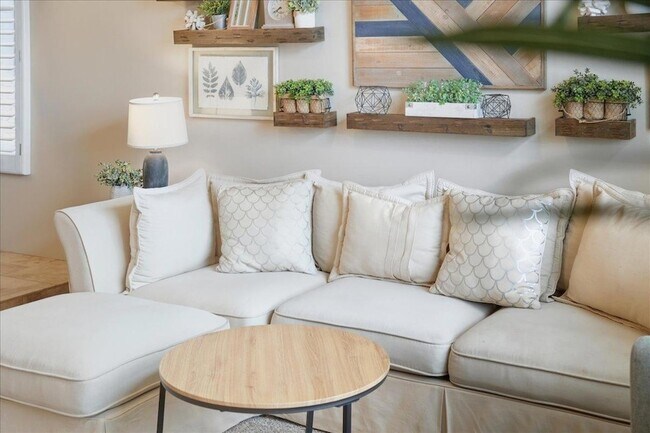 Building Photo - 1909 E Coral Tree Dr