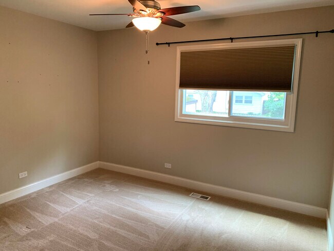 Building Photo - 30W181 Country Lakes Dr