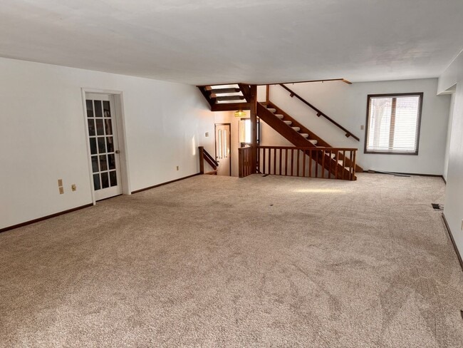 Building Photo - Nice large country setting close to town