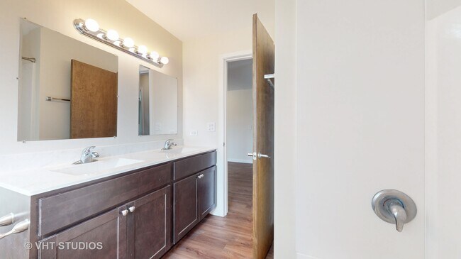 Building Photo - 29W542 Country Ridge Dr