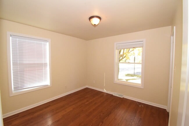 Building Photo - 477 W Spring St