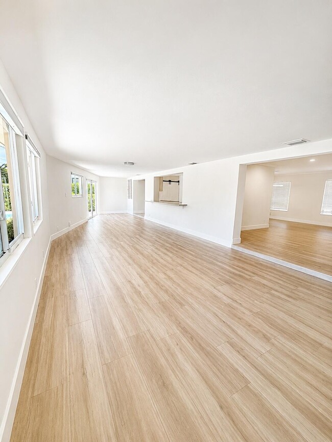 Building Photo - 2910 NE 39th Ct