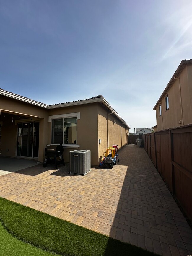Building Photo - Single-story home in Spring Lake
