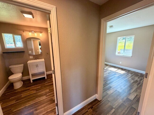 Building Photo - Updated 2 Bedroom 1 Bathroom in Grass Valley