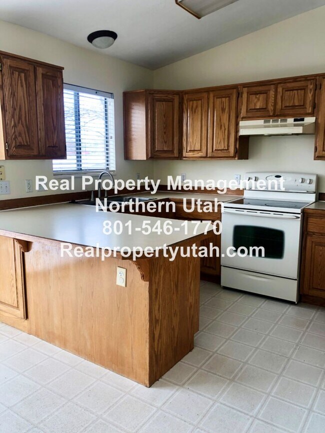 Building Photo - 4 Bedroom 2.5 Bathroom House In Layton Available!