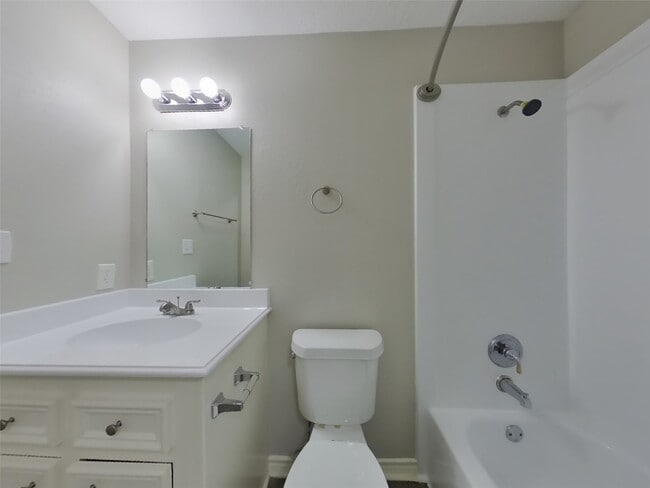 Building Photo - 729 Forest Ln Dr