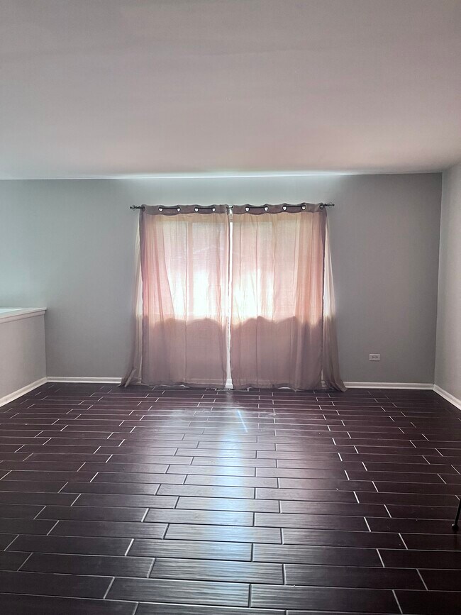 Building Photo - 8520 Lakewood Ave