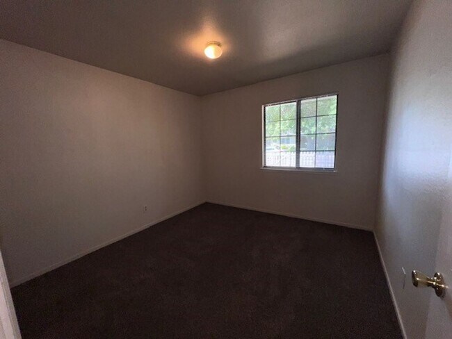 Building Photo - 3 Bedroom 2 Bath home close to schools, sh...