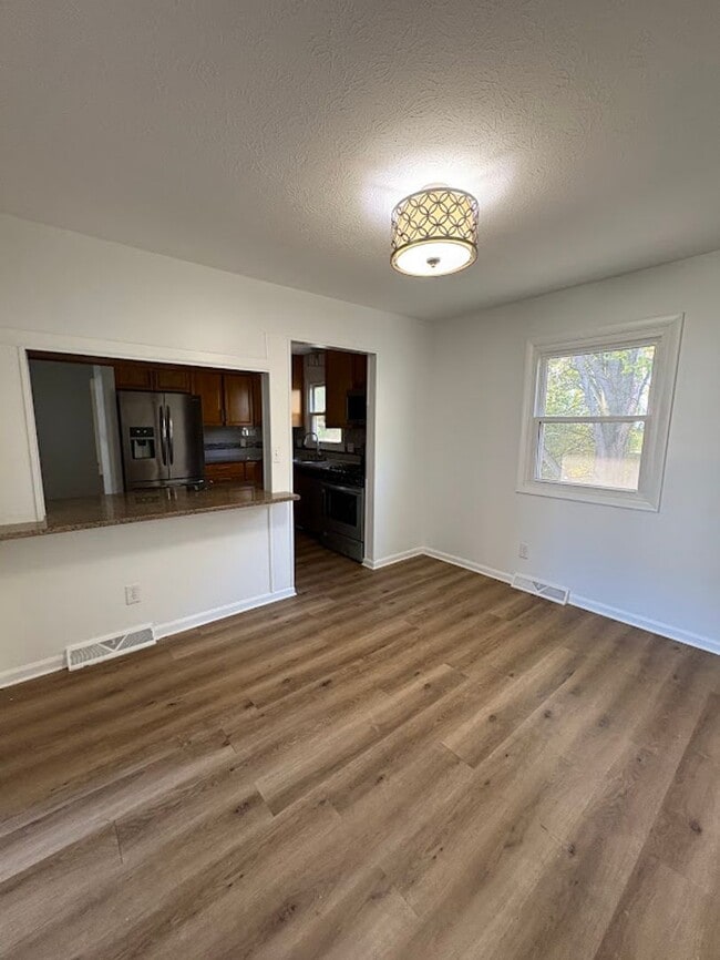 Building Photo - Three bedroom two bathroom home for rent