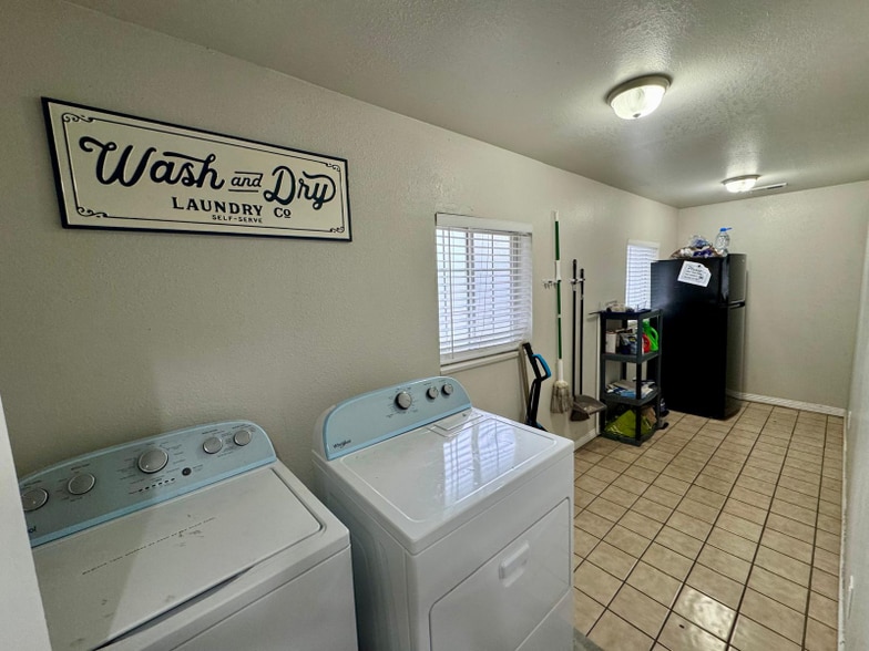 Building Photo - 546 E Delno Dr