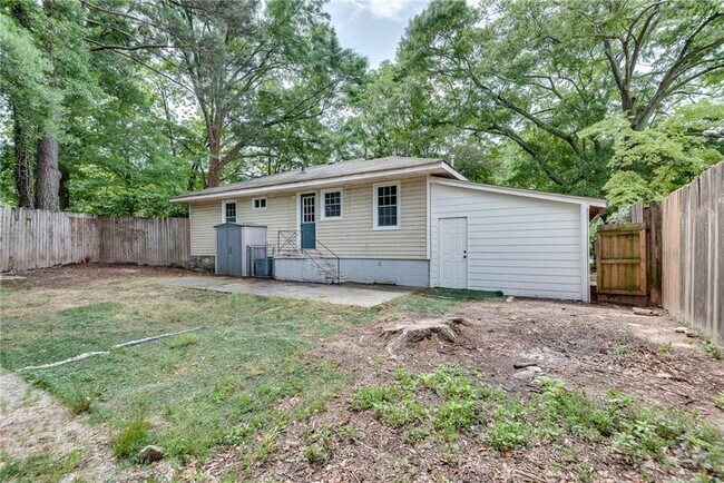 Building Photo - 2314 Woodside Way