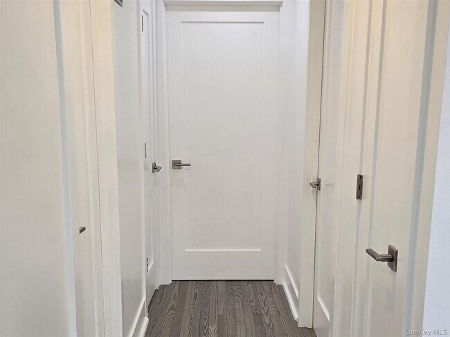 Building Photo - 74-11 85th Dr