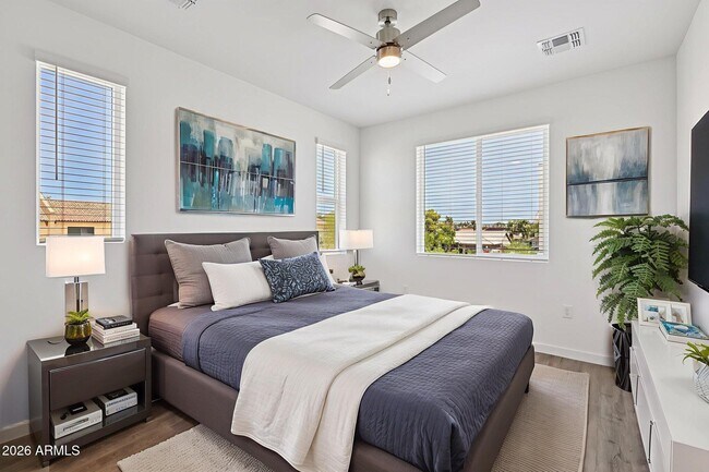 Building Photo - 2125 E Voltaire Ave