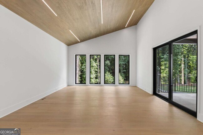 Building Photo - 1000 Clementstone Dr NE