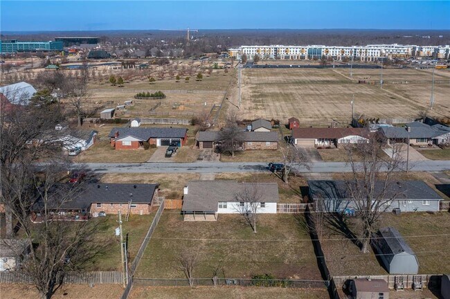 Building Photo - 1208 NE 3rd St