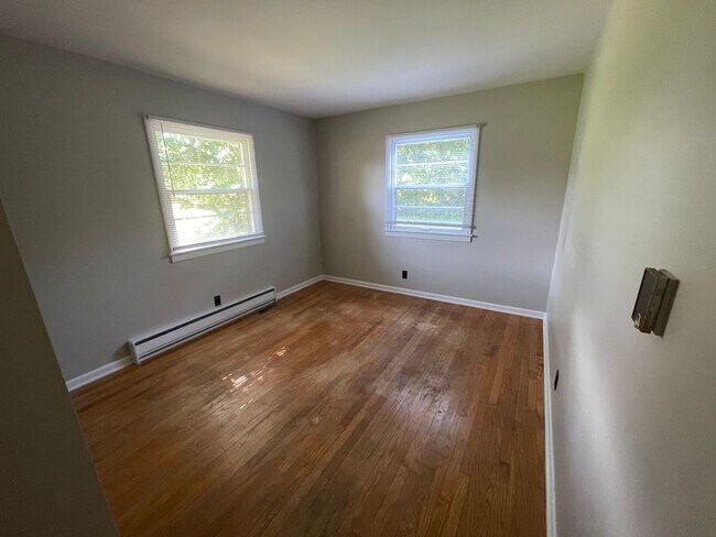 Building Photo - Three Bedroom Single Family Home in the Co...