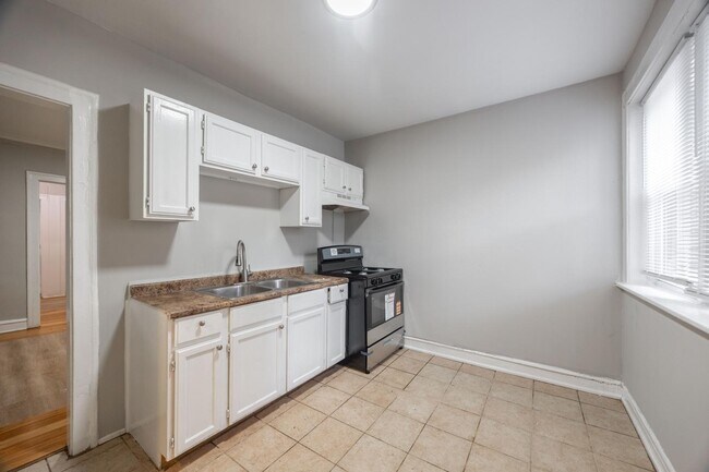 Building Photo - 6304 N Oakley Ave