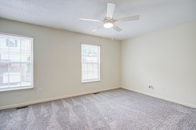 Building Photo - 3 Bedroom / 2.5 Bath Condo - Johnson City, TN