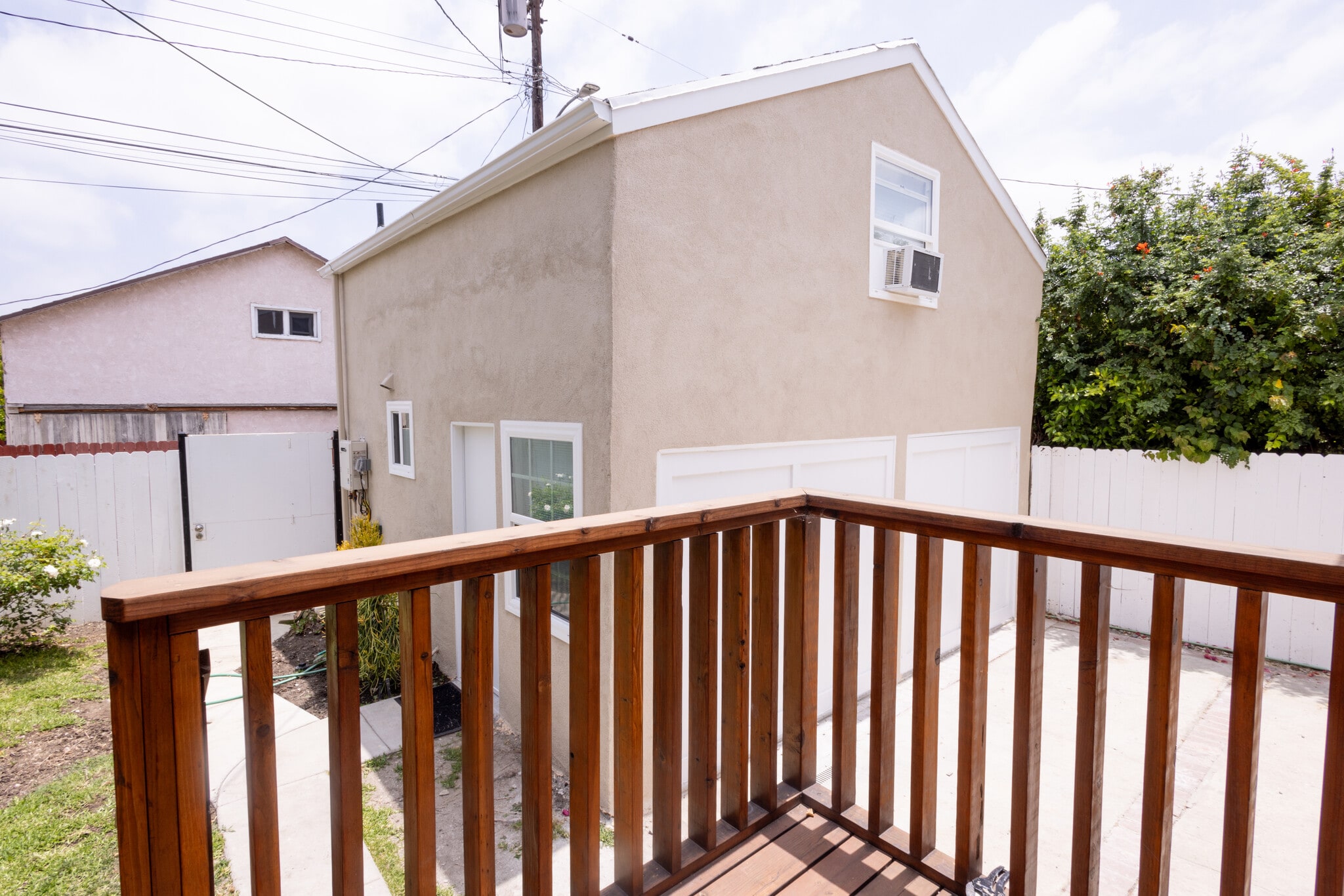 Building Photo - 446 S La Peer Dr