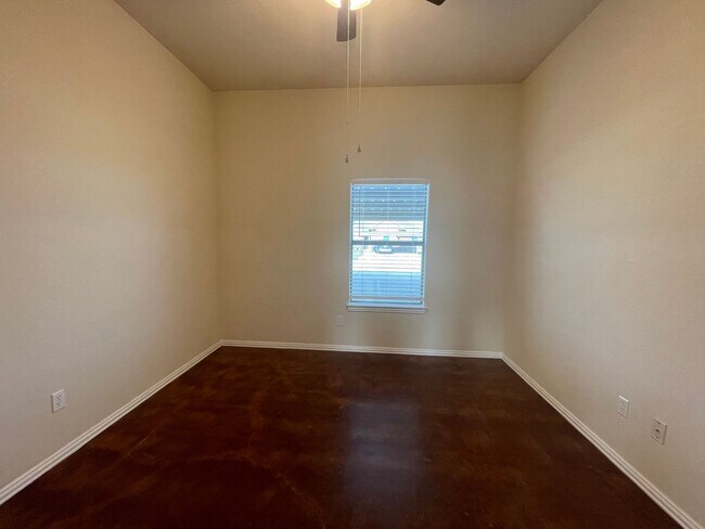 Building Photo - 100/102 Crossbow Ct.