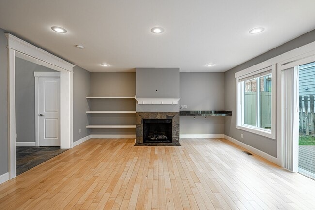 Building Photo - 3 Bedroom Townhome at The Vineyard