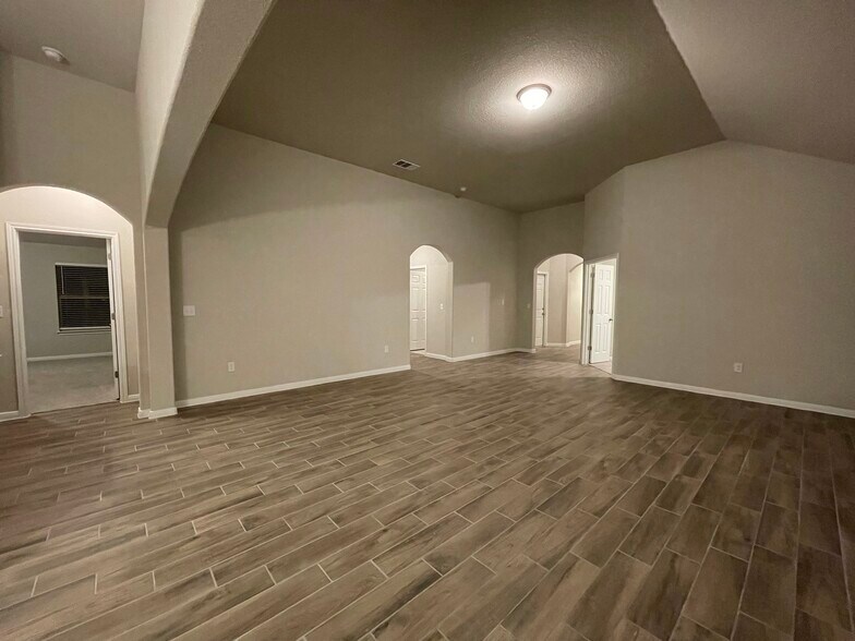 Building Photo - 300 La Joya Pass