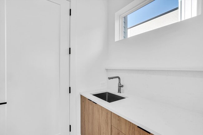 Building Photo - 1703 Nomas St