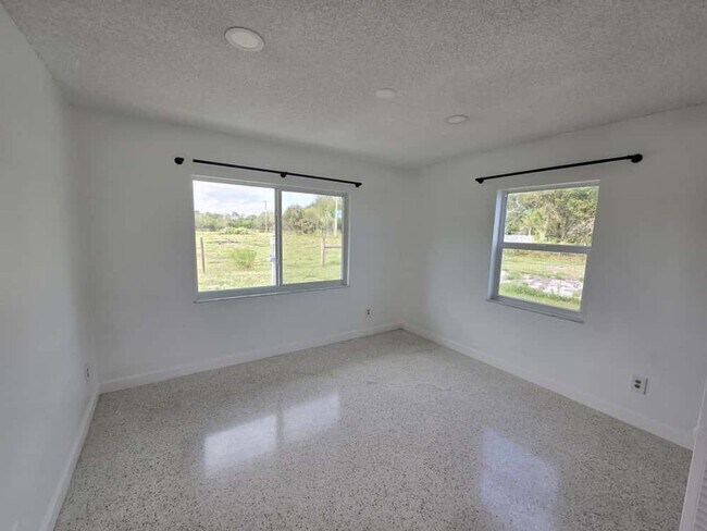 Building Photo - Beautiful Fort Pierce Home – Great Locatio...