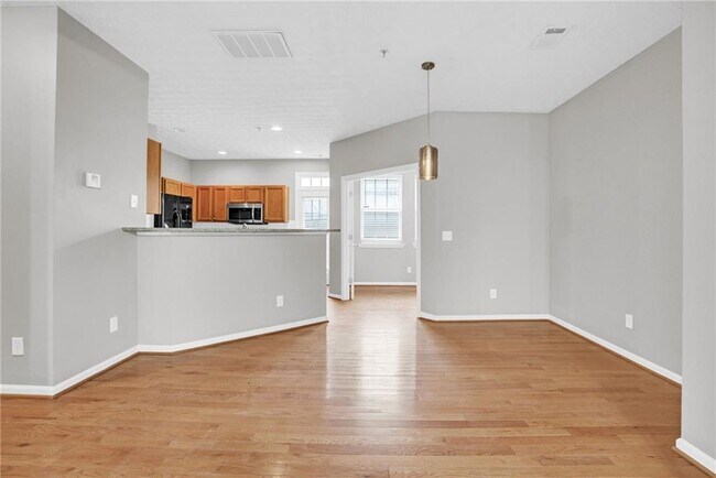 Building Photo - 241 Village Square Dr