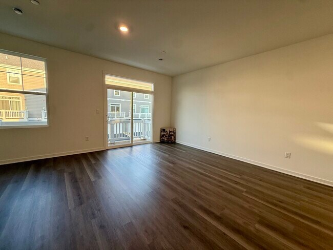 Building Photo - 553 Yosemite Wy