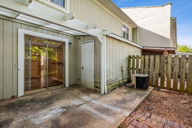 Building Photo - Updated 2-bedroom, 2.5-bath property Greensboro!