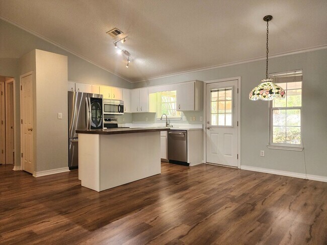 Building Photo - Adorable back yard in Gulf Shores - 3/2