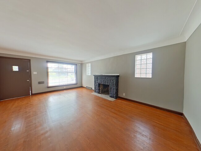 Building Photo - 1633 Veronica Ave