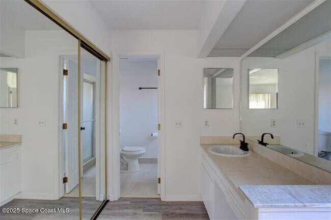 Building Photo - 1051 Country Club Dr