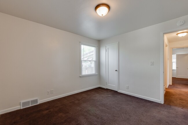 Building Photo - Shadle Park 3 Bedroom 2 Bath Home near Gar...