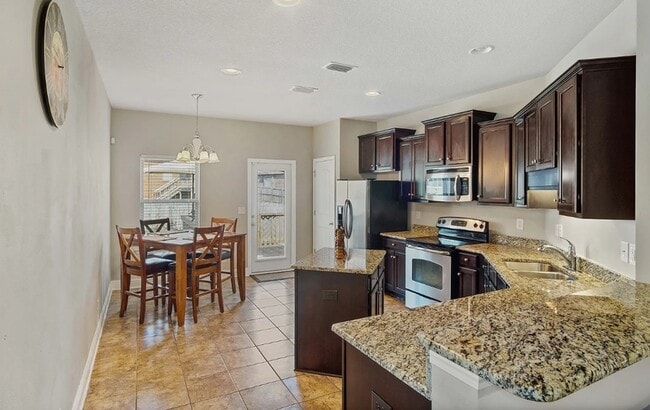 Building Photo - 2492 Bentridge Dr W