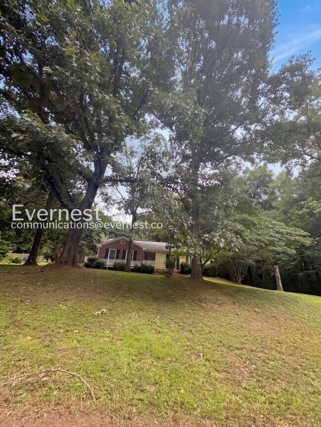 Building Photo - Spacious  Home with Deck, Patio, and Garage! / 3 Bed, 2 Bath / Available now!