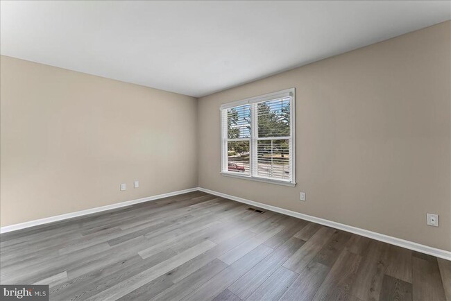 Building Photo - 705 Meadow Ct