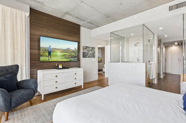 Building Photo - 5455 E Lincoln Dr