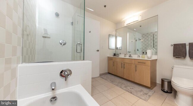 Building Photo - 204 W Washington Square