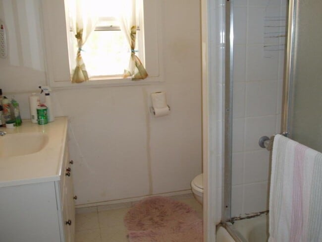 Building Photo - 3 bed/1.5 bath with large yard.