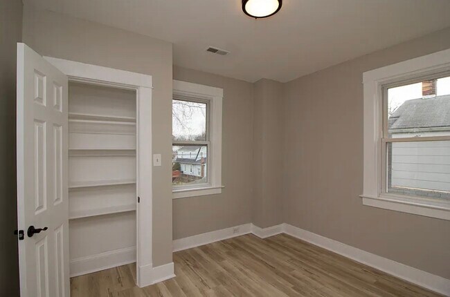 Building Photo - 403 Kingston Rd