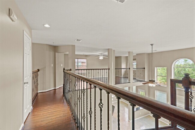 Building Photo - 10807 Oak Bayou Ln