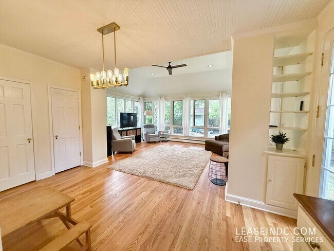 Building Photo - 4825 Butterworth Pl NW
